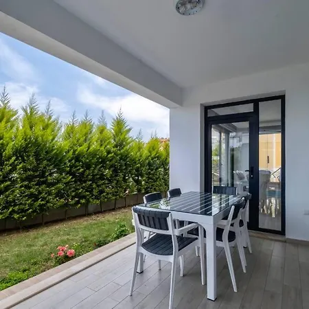 빌라 Sleeps 6, Luxurious Modern - Awz 266 페티예