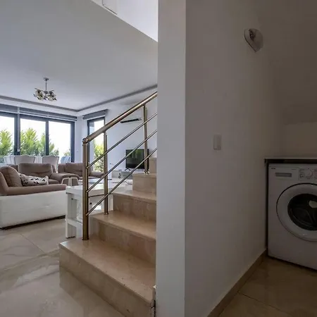 빌라 Sleeps 6, Luxurious Modern - Awz 266 페티예